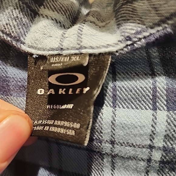 Oakley Men's Long Sleeve Button Down Blue Plaid Flannel Shirt Size XL - Picture 3 of 4